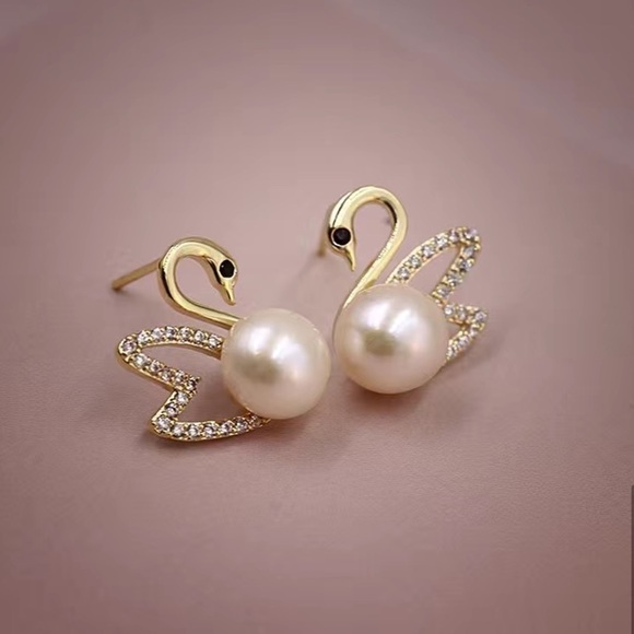 Gold Swan Pearl Earrings - Picture 4 of 4